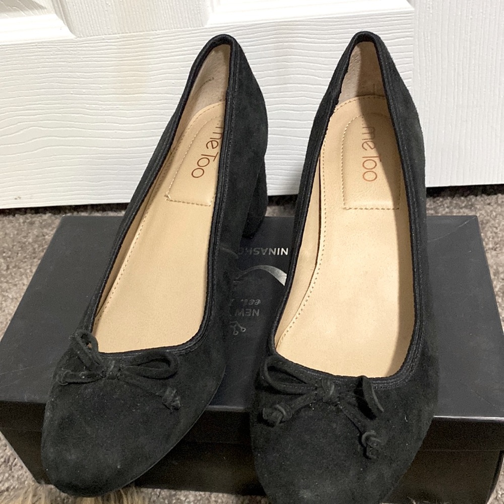 Me Too bow front , black , leather suede, block heel pumps!!Size 9M🦋